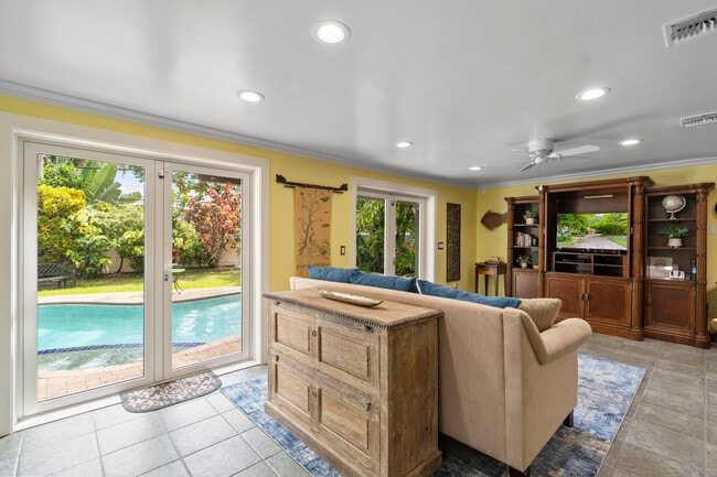 Building Photo - 614 SE 5th Ct