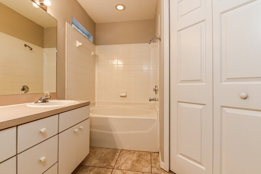 Building Photo - 6507 Summer Cove Dr