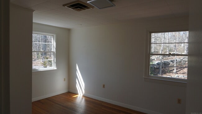 Building Photo - 103 Pequotsepos Rd