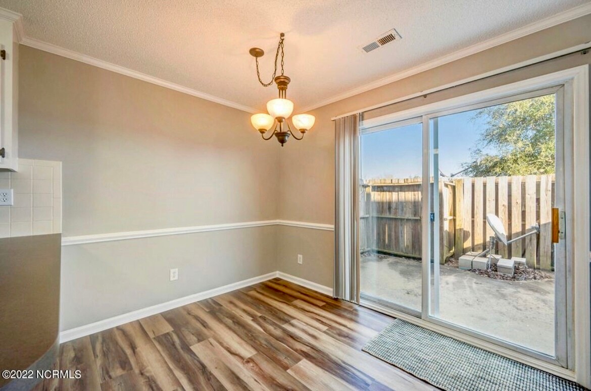 Building Photo - 2375 Vineyard Dr