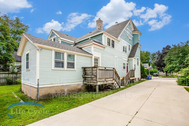 Building Photo - 248 Henry Ave SE