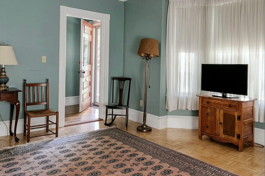 Building Photo - 110 Graham St