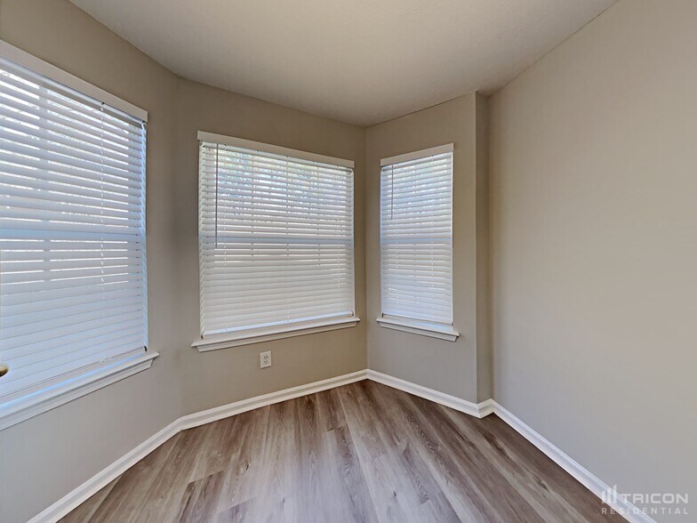 Building Photo - 869 Kendall Park Dr