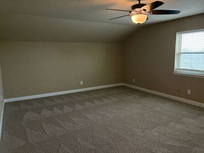 Building Photo - 5BR/3BA w/ Front Yard + Assigned Parking in Kingsbury, TX