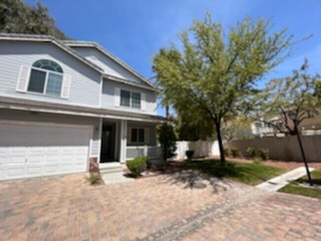 Building Photo - 4 Bedroom Located in Lamplight!