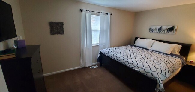 Building Photo - ? Pet Friendly Home ? Fenced in Yard ? Renovated ?