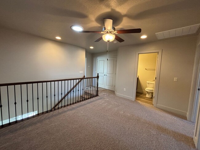 Building Photo - SPACIOUS TOWNHOME FOR RENT!