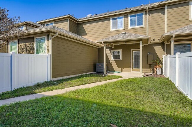 Building Photo - 1042 Lost Pines Ln