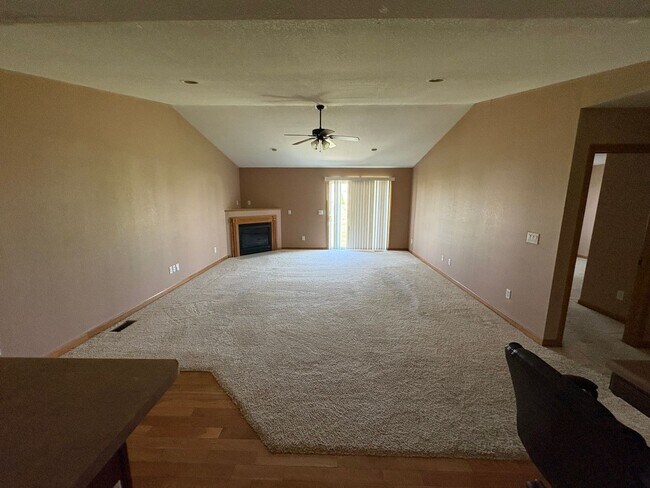 Building Photo - 2-bedroom, 2-bath Duplex in Champaign, IL