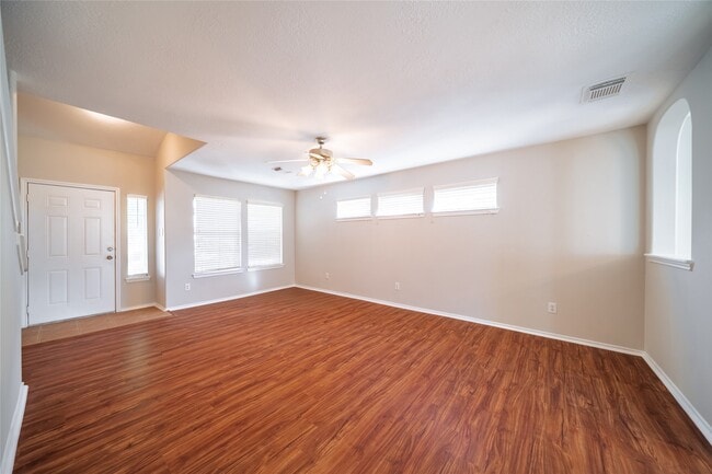 Building Photo - 930 Lancaster Lake Dr