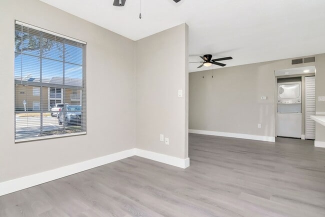 Building Photo - Ground Floor 1/1 with Den Newly Renovated