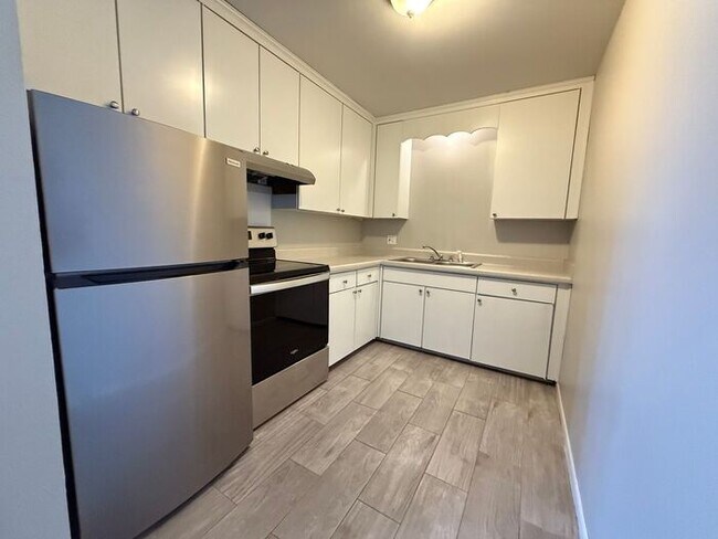 Building Photo - 2 Bedroom Unit was recently renovated.  Live walking distance from the downtown square or steps f...