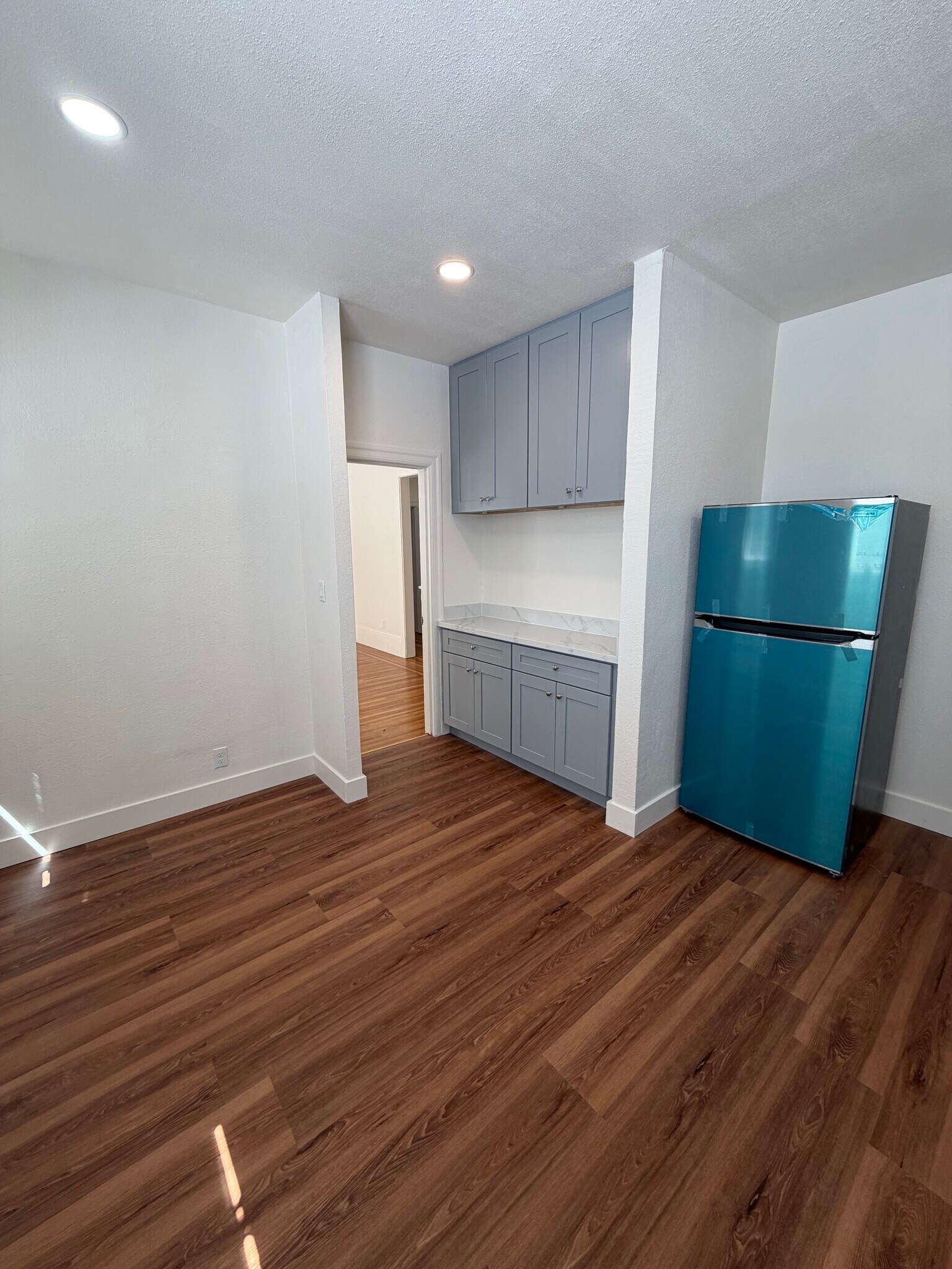 Building Photo - 495 Elwood Ave