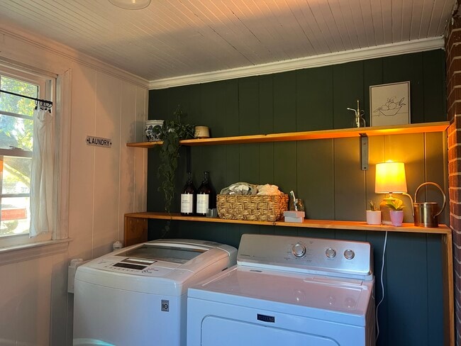 Building Photo - 321 Cedar St