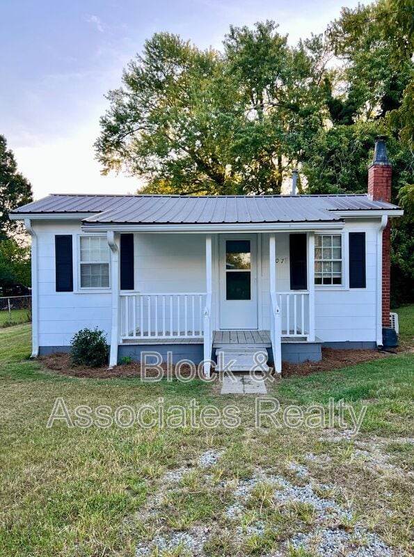 Primary Photo - 407 Dobson St