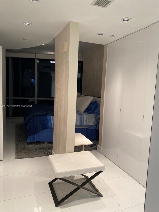 Building Photo - 17121 Collins Ave