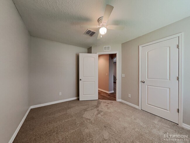 Building Photo - 2463 Winnipeg Dr