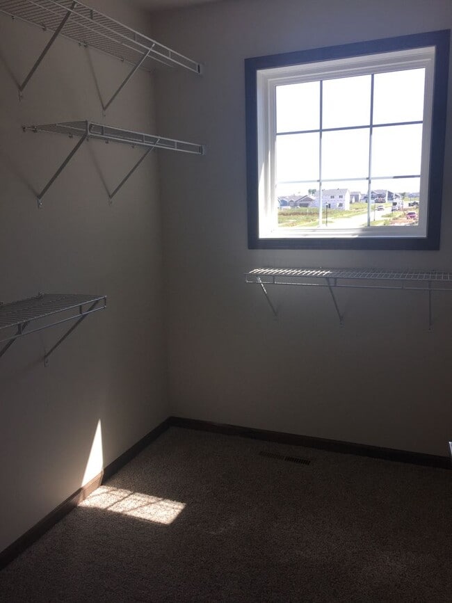 Building Photo - 5 Bedroom Home