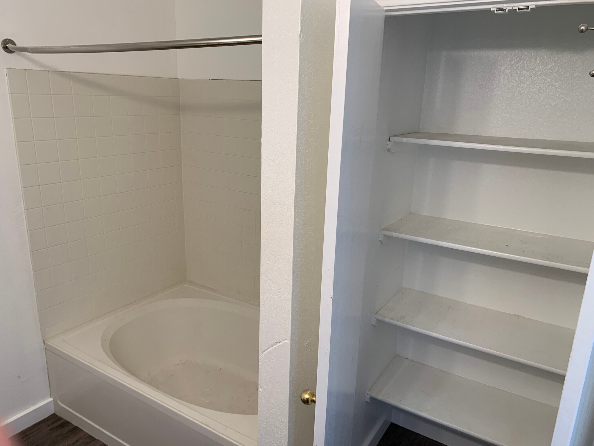 Garden tub with linen closet - 1050 Brutus Dr