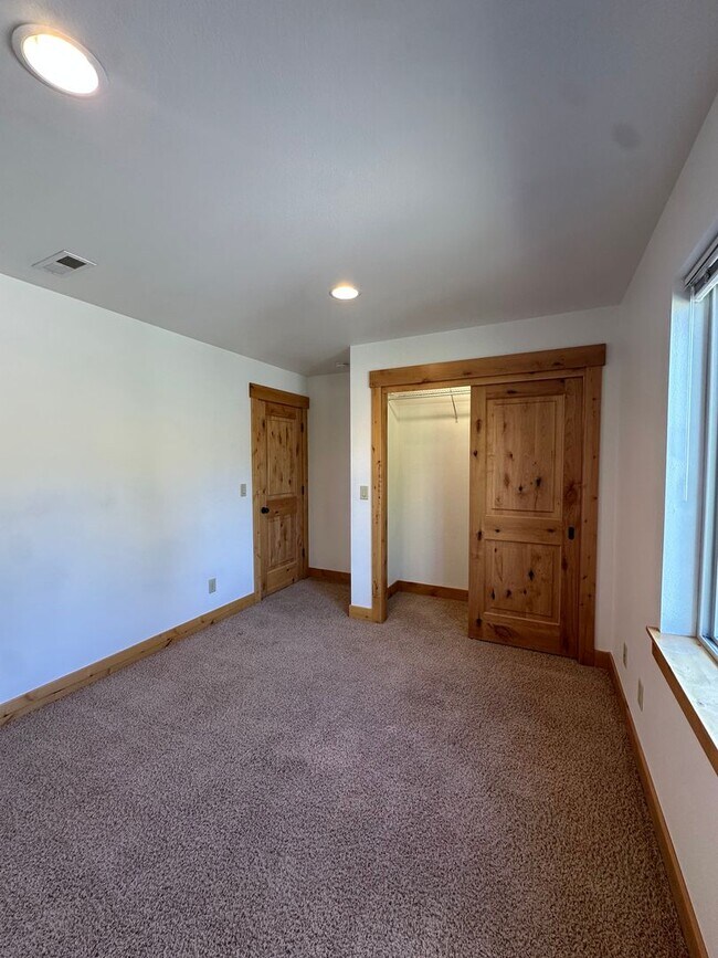 Building Photo - 115 Northwest Mount Washington Drive