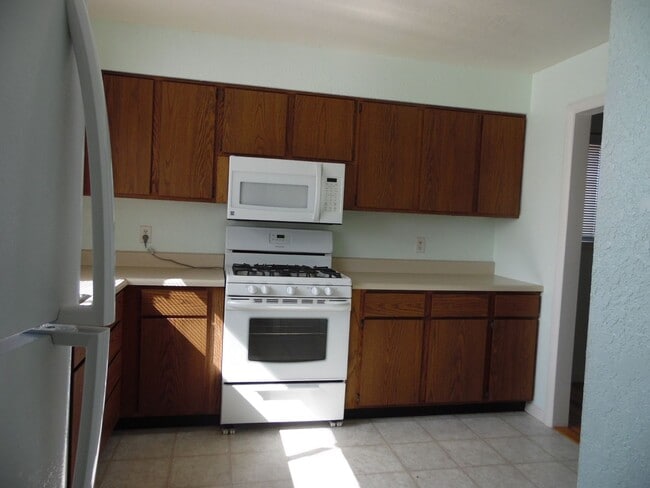 Building Photo - 3 bed, 1.5 Bath Townhouse in Villages of Oscoda just reduced!