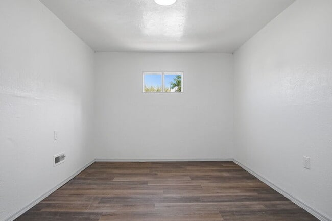 Building Photo - 549 E Ercoupe Dr