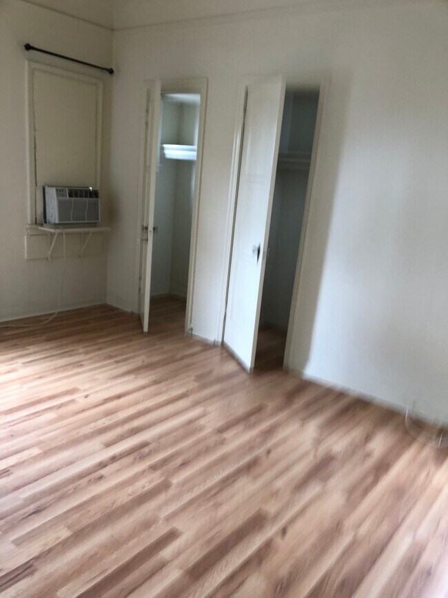 Building Photo - 1337 N Mariposa Ave