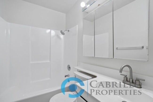 Building Photo - 5067 La Cuenta Dr