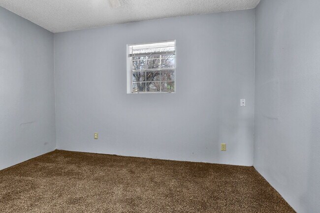 Building Photo - $2,540.95 with $300 off the first month's Rent- 4 Bedroom, 1.5 Bath, Single Family Home in Aurora...