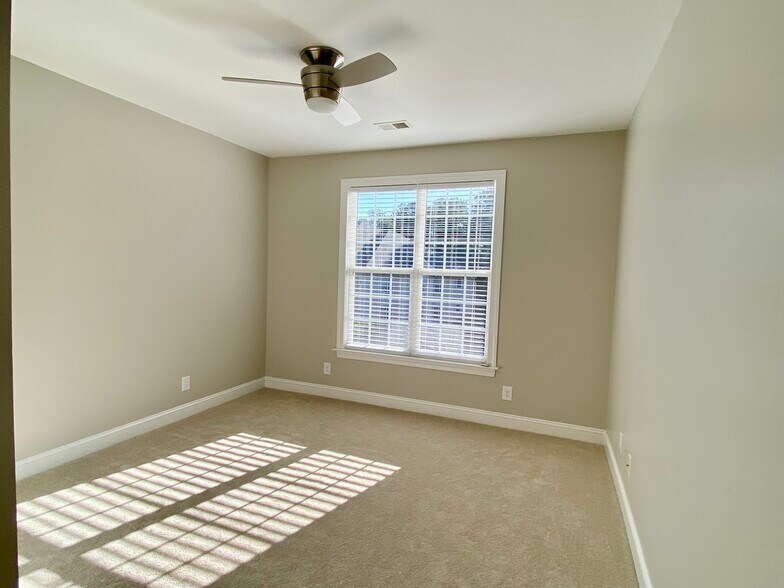 Building Photo - 833 Providence Glen Dr