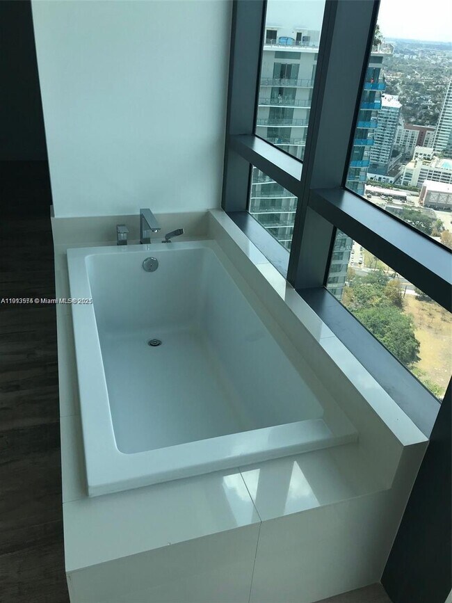 Building Photo - 650 NE 32nd St