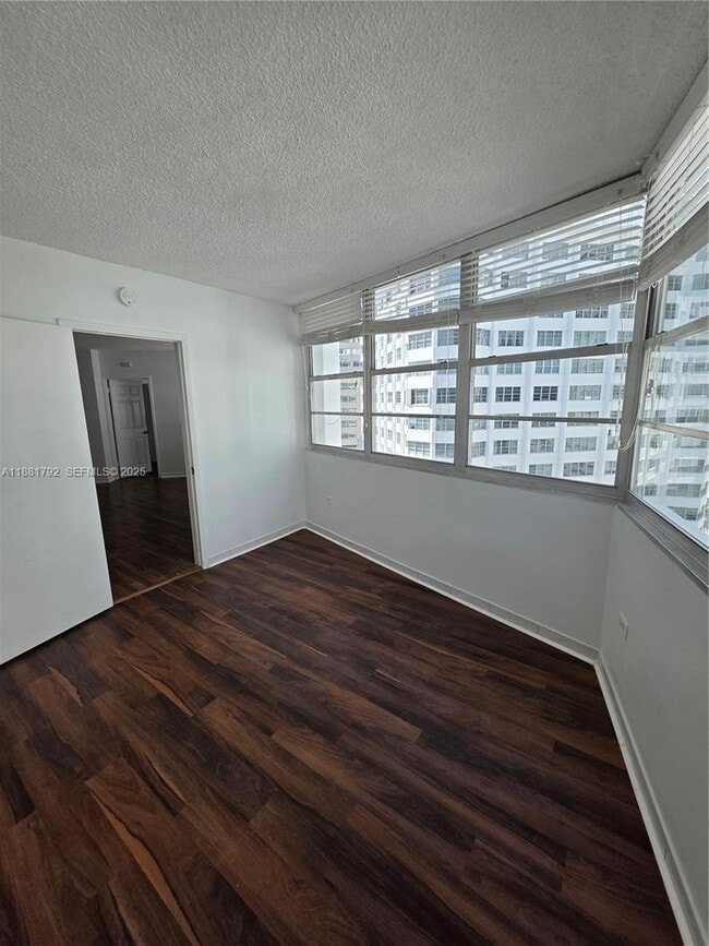 Building Photo - 905 Brickell Bay Dr