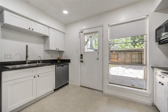 Building Photo - 7965 Kendalia Dr