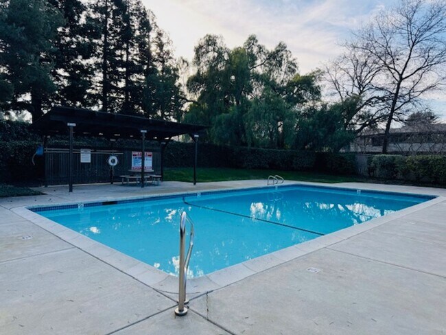 Building Photo - Wonderful, single level townhome w/attached garage available for move-in now!