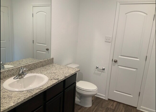 Building Photo - "Charming 3-Bed Oasis with Granite Touches...