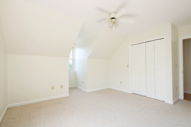 Building Photo - Pet Friendly Locust Meadows Townhome (Appl...