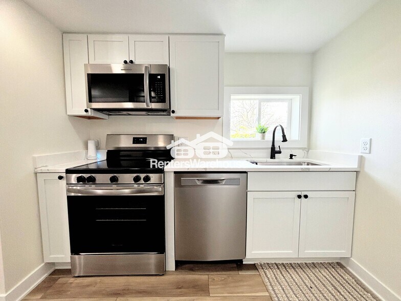 Building Photo - 4076 Indianola Ave