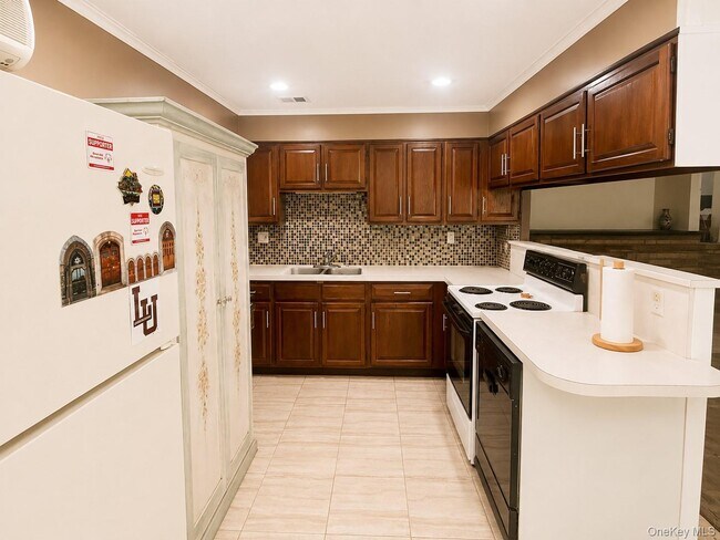 Building Photo - 40 Maplewood Dr