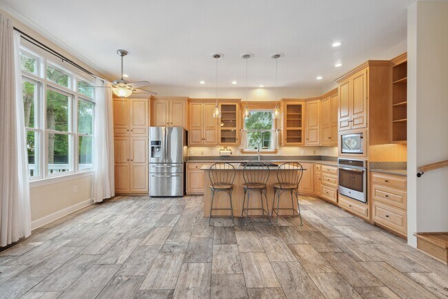 Building Photo - 317 W College Terrace