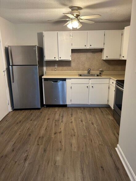 Building Photo - 1495 Bodwell Rd