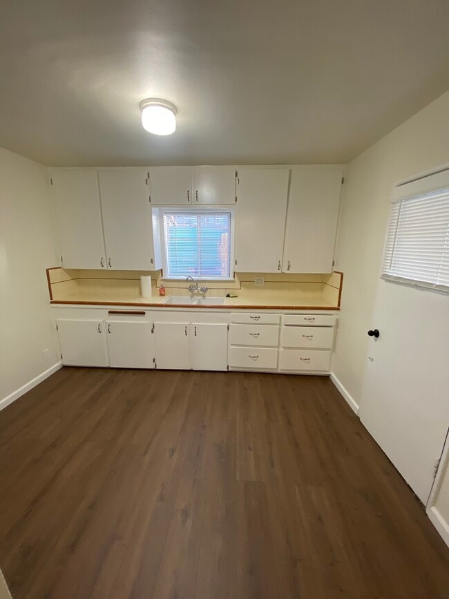 Kitchen - 1924 E Poinsettia St