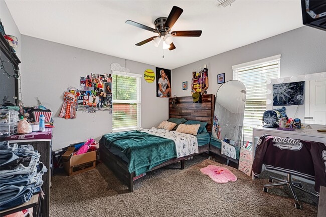 Building Photo - 2302 Hoskins Dr