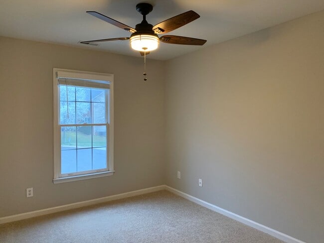 Building Photo - 5 Bed | 3.5 Bath House with Finished Basem...