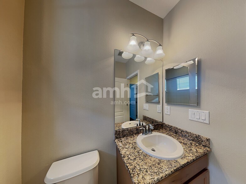 Building Photo - 16017 Loneoak View Dr