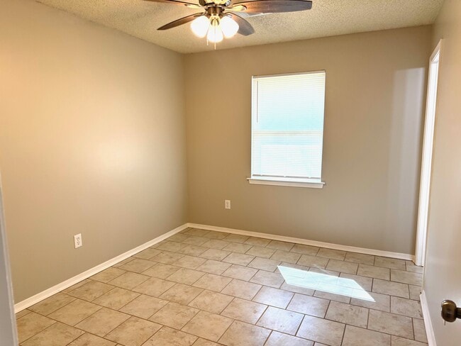 Building Photo - 6475 Yorkshire Rd