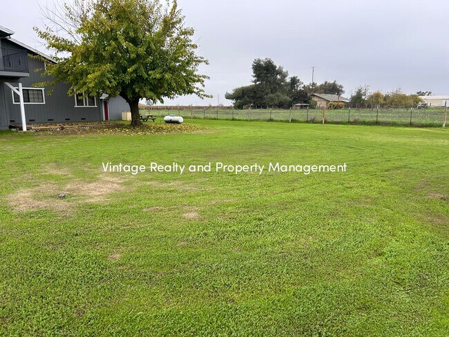 Building Photo - Available Soon!! Extra Big 5 Bedroom Country Home That You Have To See!!!