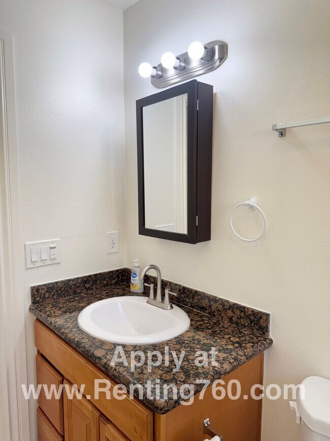 Building Photo - 3 Bed 2 Bath Home With Scenic Desert Views