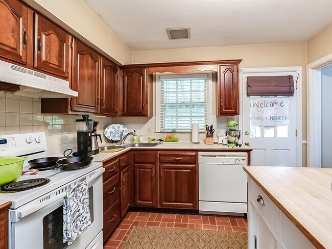 Building Photo - 217 Romany Rd