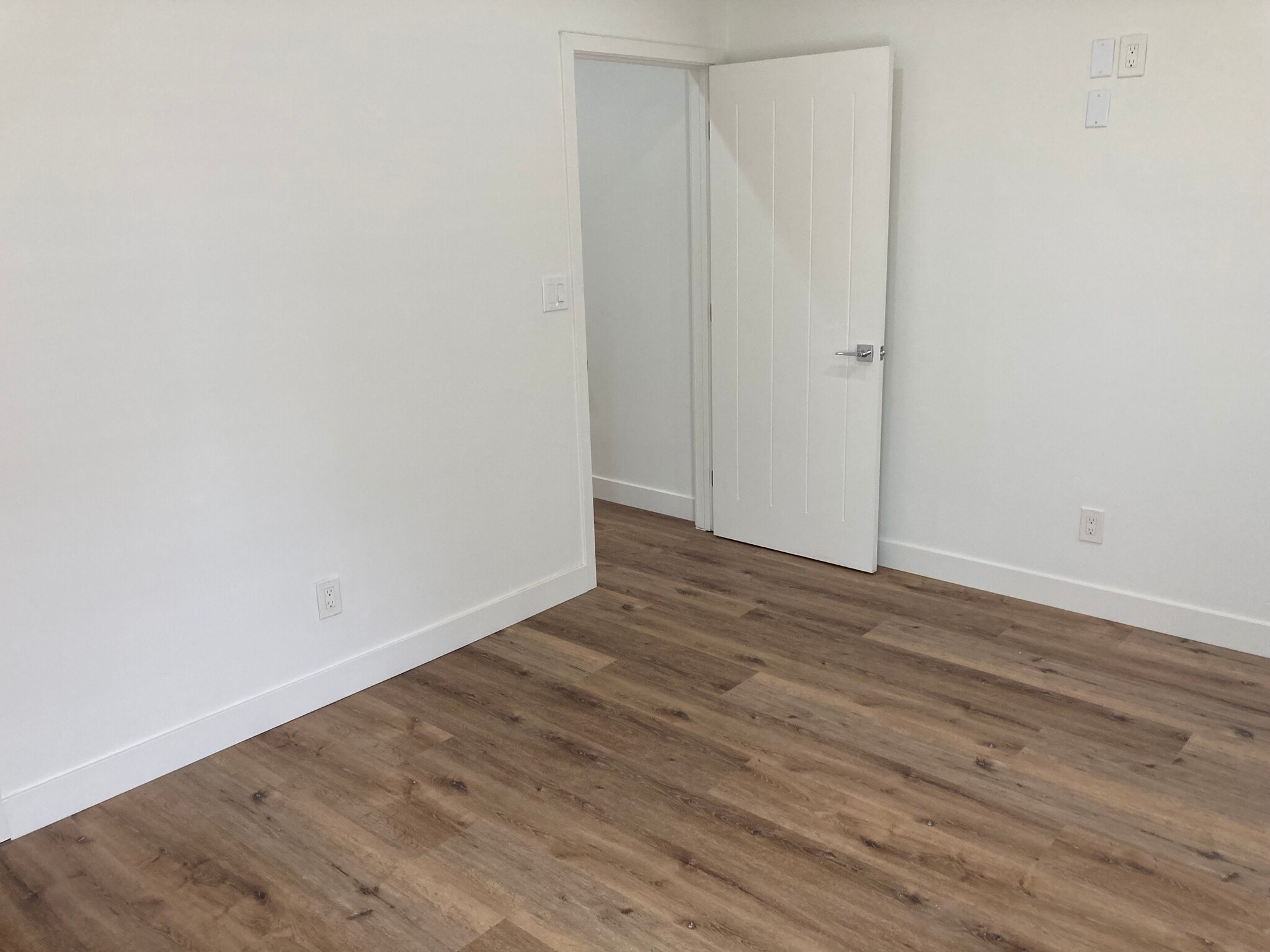 Building Photo - 648 N Serrano Ave