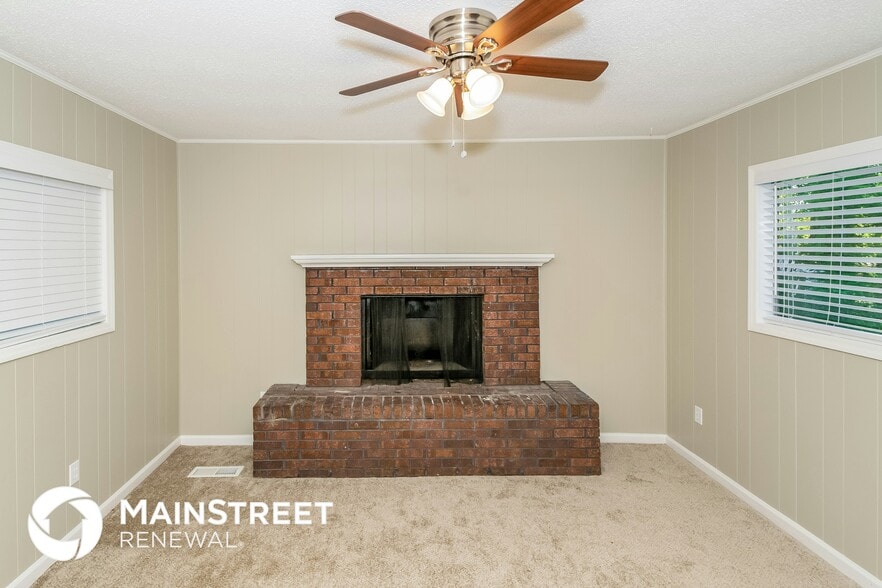 Building Photo - 1309 Lake Ln NE